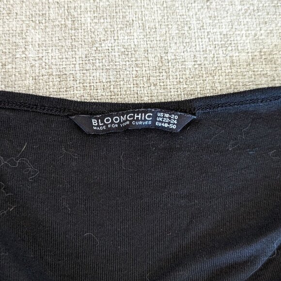 BloomChic Plain Button V Neck T-shirt × 1 - Picture 2 of 2